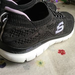 🌸 Skechers Slip-on Shoes